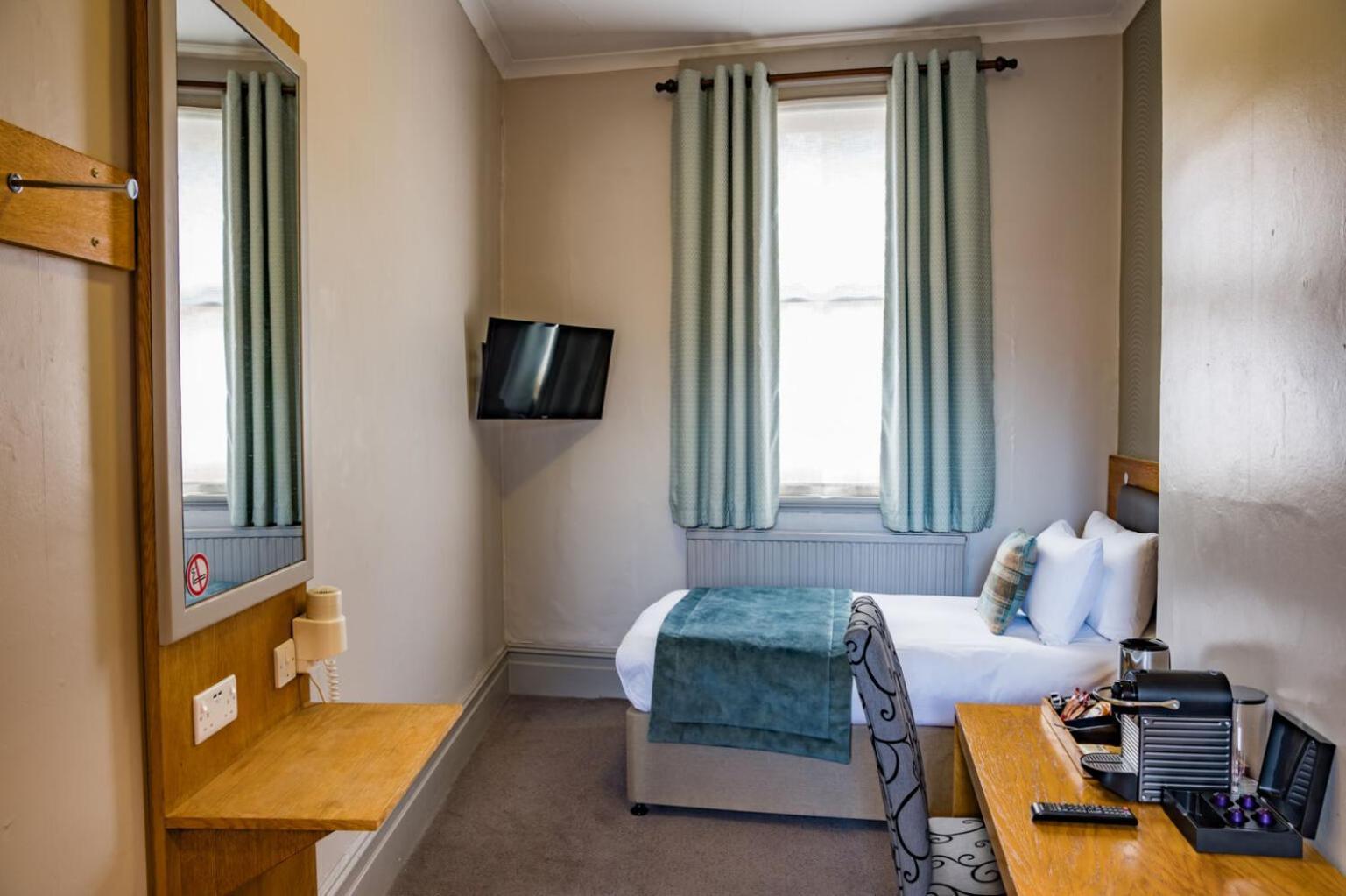 The Goddard Arms Hotell Swindon Eksteriør bilde